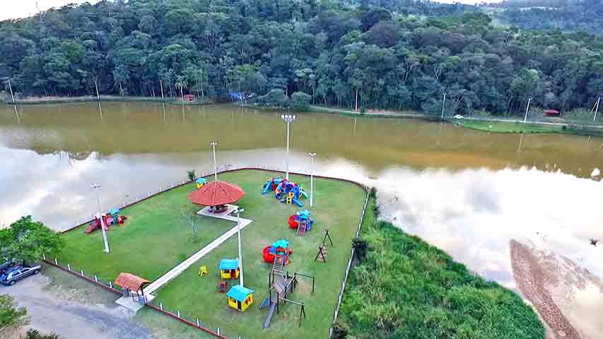 Outro ambiente que permite o contato com a natureza, com espaço para caminhadas, é o Parque Ecológico e Represa Dr. Jovino Silveira.
