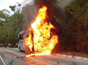 Um ônibus que seguia de Juazeiro do Norte para Juazeiro na Bahia, pegou fogo na manhã desta segunda-feira, 3, na CE-292, no Crato
 