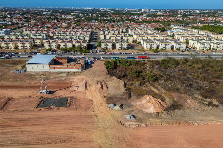 Obras do Conjunto Habitacional Luiz Gonzaga 2 e, atrás, o Conjunto Habitacional Luiz Gonzaga 1. Bairro Jangurussu, em Fortaleza  