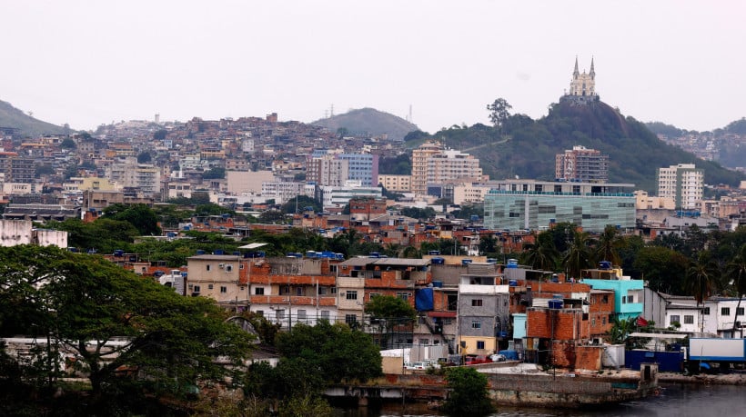 Vista da igreja da Penha, do Complexo do Alemão e do Complexo da Penha, na zona norte do Rio de Janeiro 