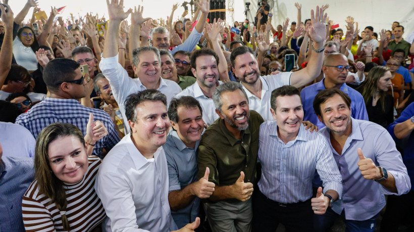 Governador Elmano de Freitas, prefeito Evandro Leitão, ministros Camilo Santana e Jader Filho participam da assinatura para construção do Conjunto Habitacional Luiz Gonzaga 2, no Jangurussu   