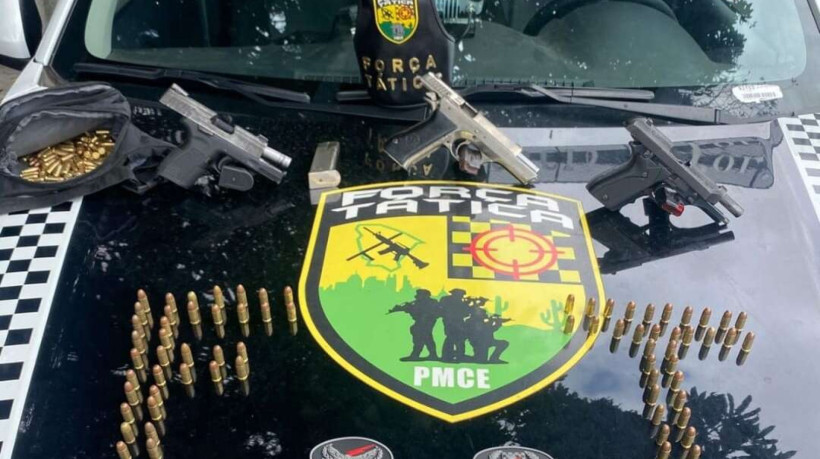 Três pistolas e 160 munições foram apreendidas durante ação policial 