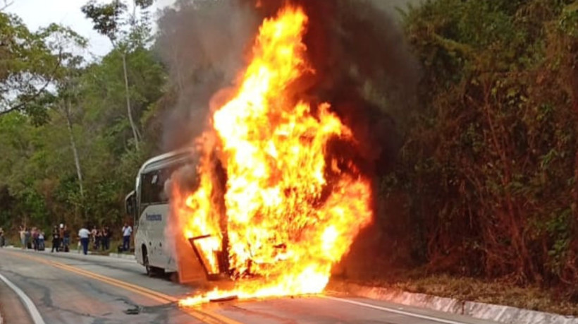 Um ônibus que seguia de Juazeiro do Norte para Juazeiro na Bahia, pegou fogo na manhã desta segunda-feira, 3, na CE-292, no Crato
