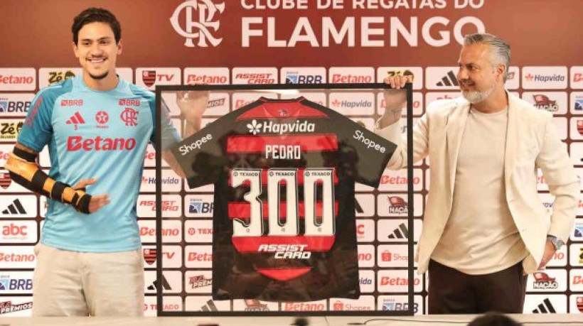 Atacante e lateral-esquerdo ganham quadros personalizados pelos 300 e 200 jogos, respectivamente, com o Manto do Fla