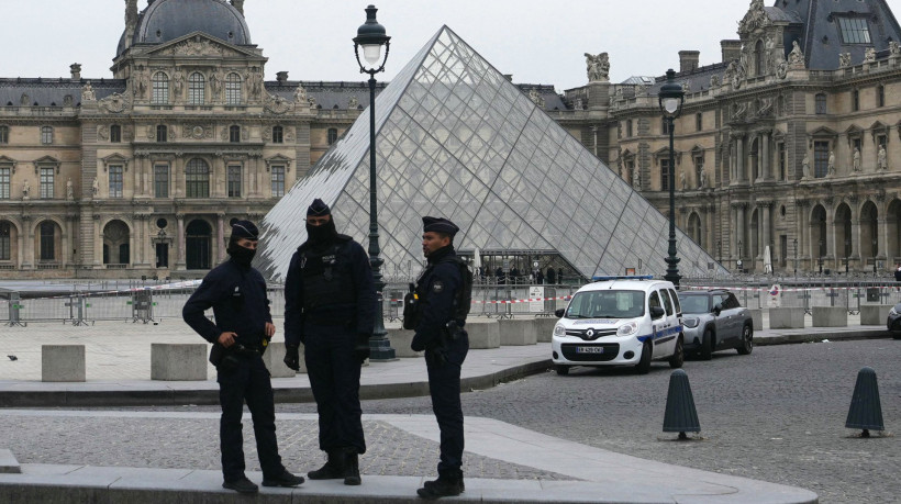 Foto de apoio ilustrativo. Policiais franceses em frente ao Museu do Louvre após assalto, em Paris, em 19 de outubro de 2025