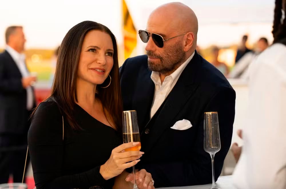 Recentemente, os filhos chegaram a 'eleger' a atriz Kristin Davis como a favorita. Ela contracenou com Travolta no filme ‘Cash Out’, de 2024 (foto) e o clima entre os dois foi ótimo nos bastidores. Havia um certo carinho na relação. 