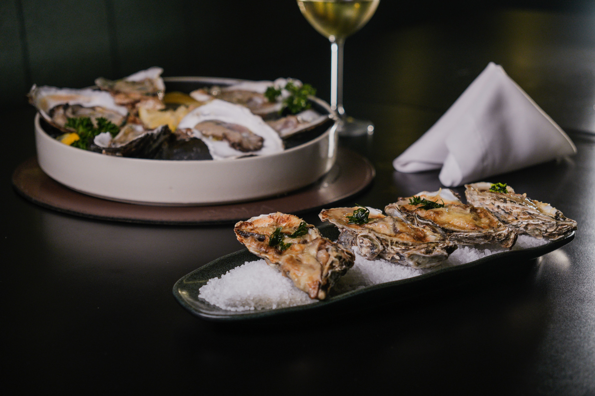 FORTALEZA, CEARÁ, BRASIL, 30-10-2025: Comes&Bebes de ostras. Na foto, os pratos do restaurante Ponza. (Foto: Fernanda Barros/ O Povo) (Foto: FERNANDA BARROS)