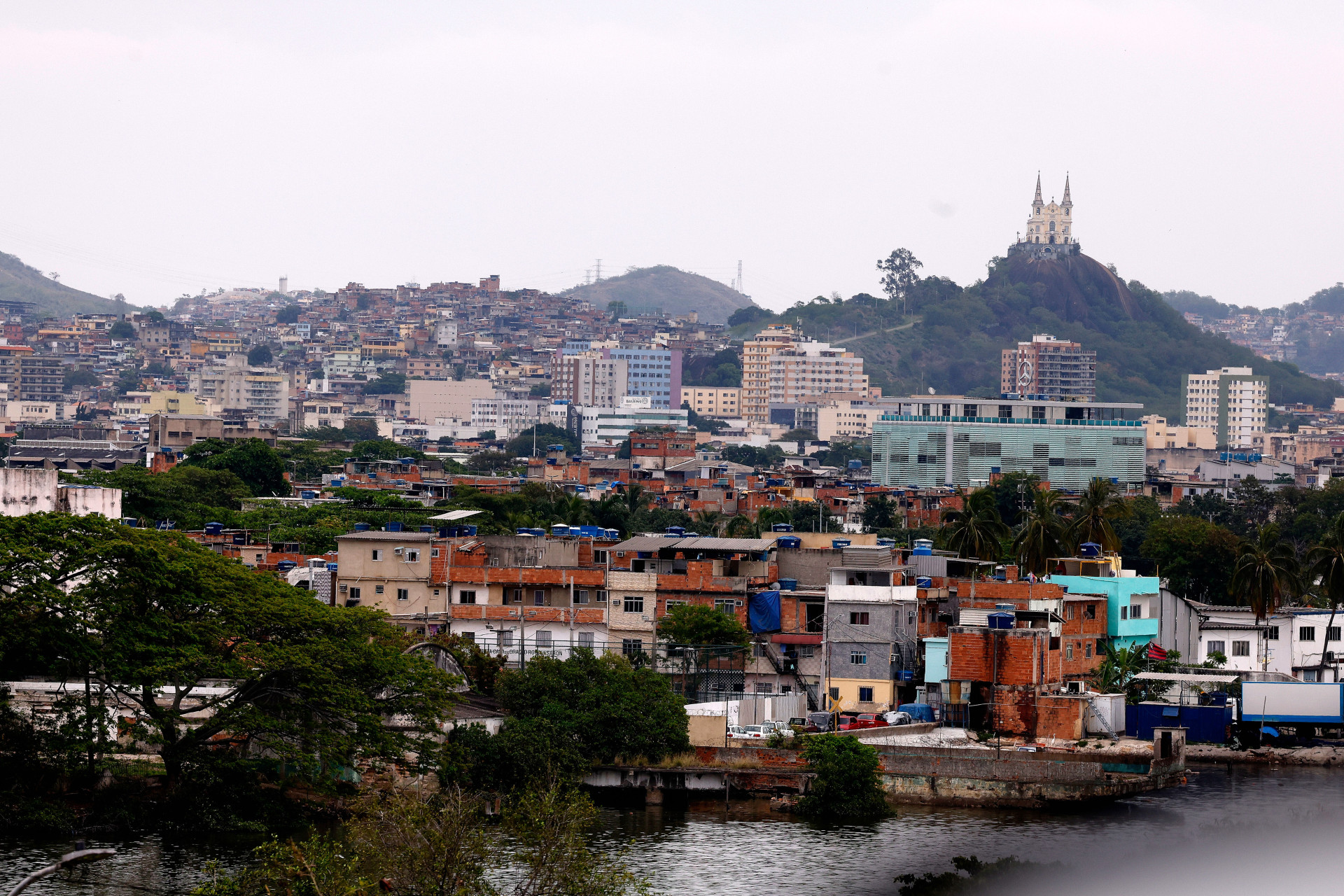 Vista da igreja da Penha, do Complexo do Alemão e do Complexo da Penha, na zona norte do Rio de Janeiro  (Foto: Tânia Rêgo/Agência Brasil)