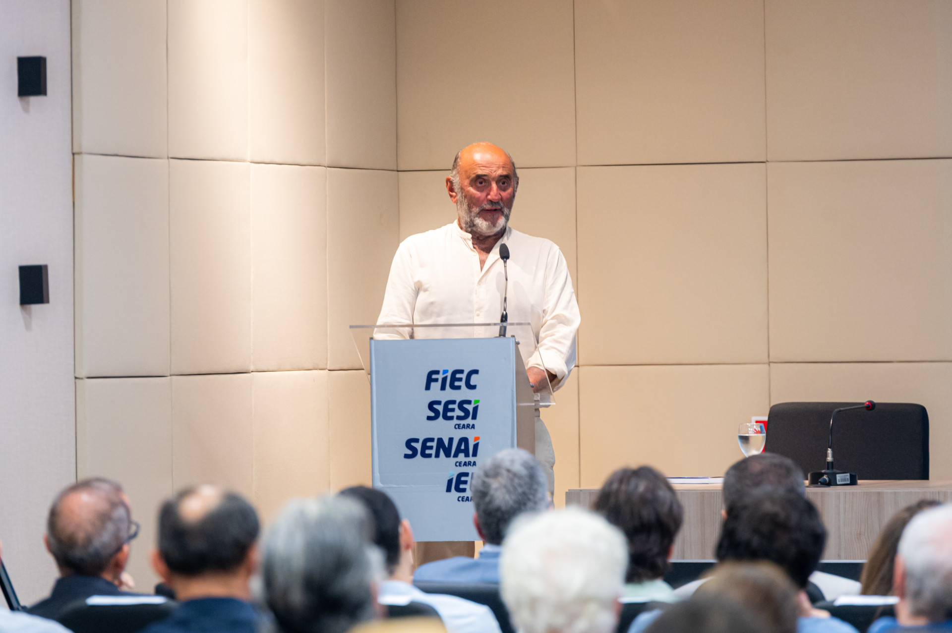 ￼ROSENBERG palestrou sobre a conjuntura econômica em ano de eleição (Foto: GEORGE LUCAS/FIEC)