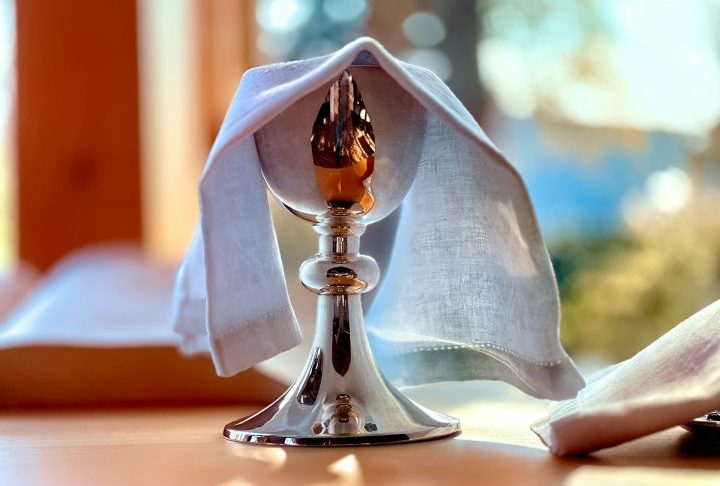 Esse gesto se tornou um rito central nas igrejas, sendo repetido como sinal de fé, unidade e memória da vida, morte e ressurreição de Cristo.