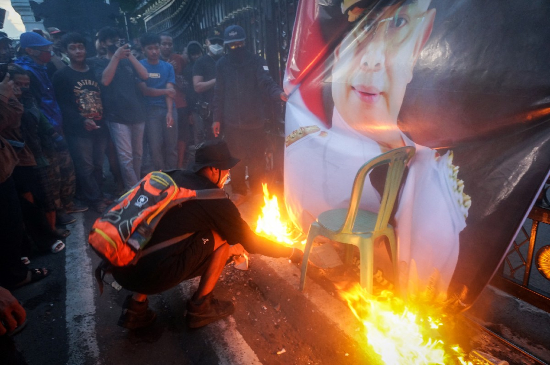 Ato em frente ao gabinete 
do regente em Pati (Foto: FOTOS AFP)