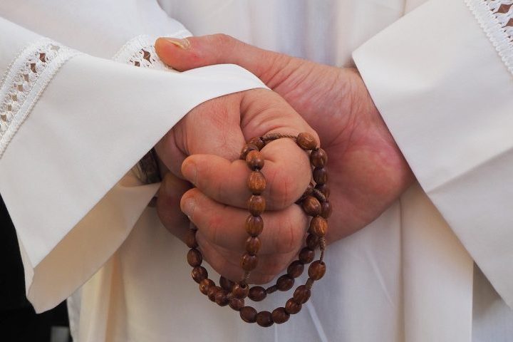 Uma polêmica envolvendo a restauração de uma tela da Santa Ceia em uma cidade de Minas Gerais causou confusão entre um padre e um radialista. 