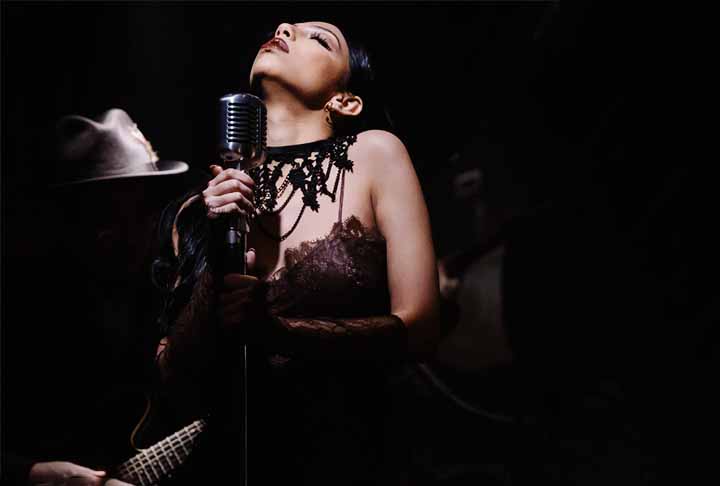 Foi quase uma ideia em conjunto. Saleka estava acostumada com essa vida de popstar e grandes shows, e a ideia de Armadilha nasceu ali desse ambiente, contou Shyamalan. 