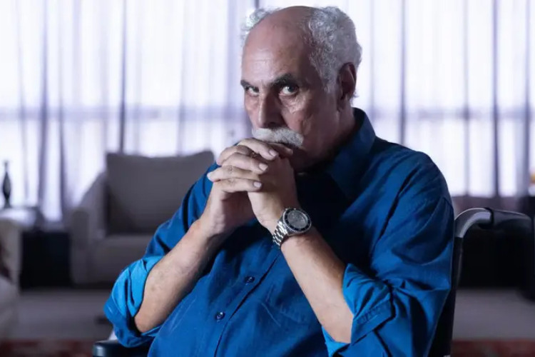 Anselmo Vasconcellos como Roger Abdelmassih em um dos flashbacks que mostram os crimes cometidos pelo ex-médico