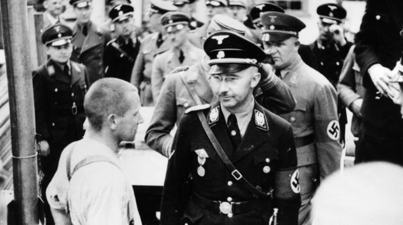 Inspeção por representantes nazistas, incluindo Heinrich Himmler (no centro), em um campo de concentração em Dachau, em 8 de maio de 1936