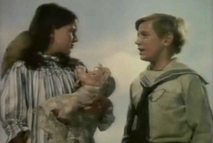 “A Lagoa Azul”, 1949 – Pouca gente sabe que este clássico da Sessão da Tarde foi baseado em um filme de 1949. Ambas as versões foram adaptadas do romance de 1908 de Henry De Vere Stacpoole.