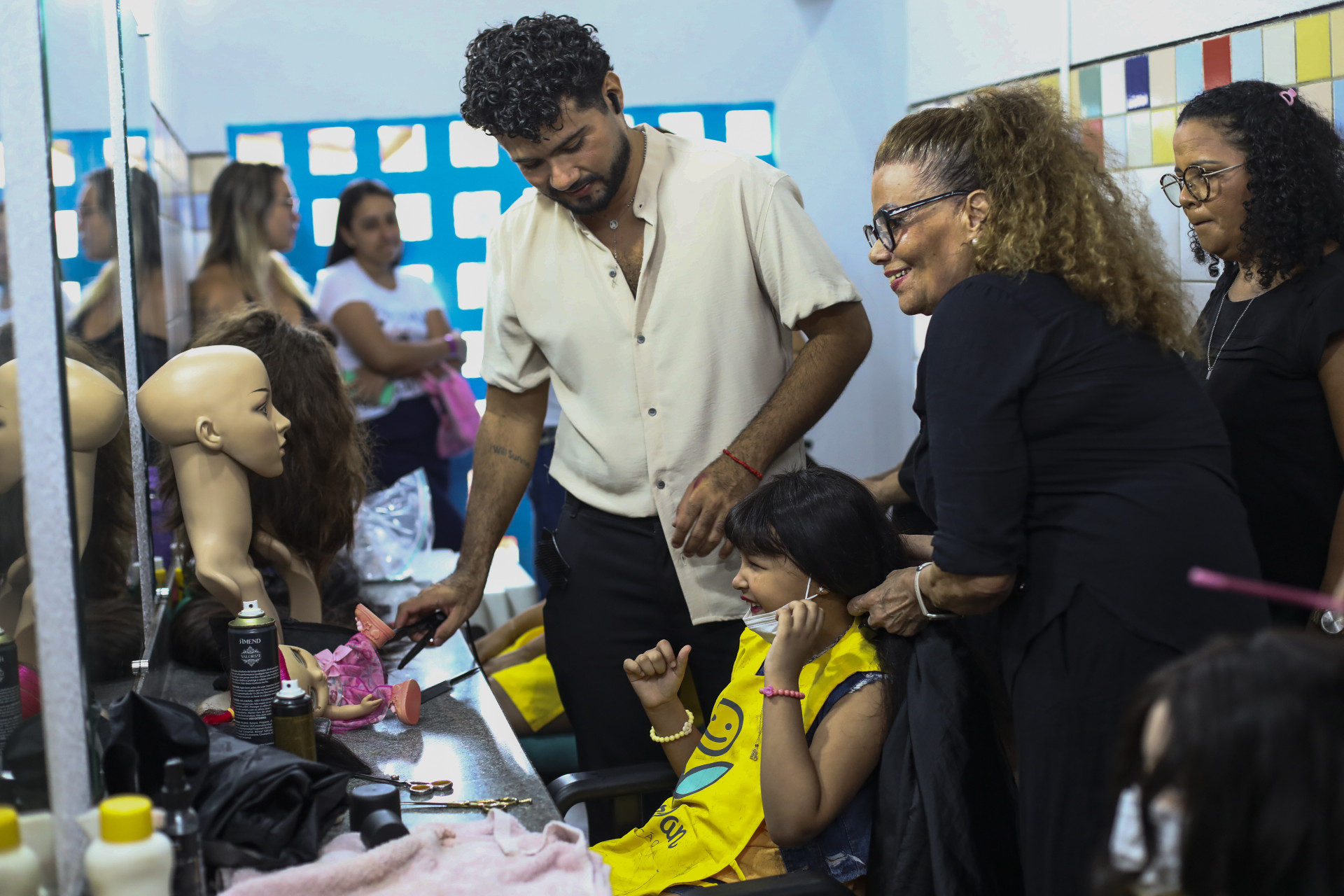  Entrega de perucas no CRAS, do bairro Serviluz, em Fortaleza, emocionou as pacientes oncológicas beneficiadas (Foto: FÁBIO LIMA)