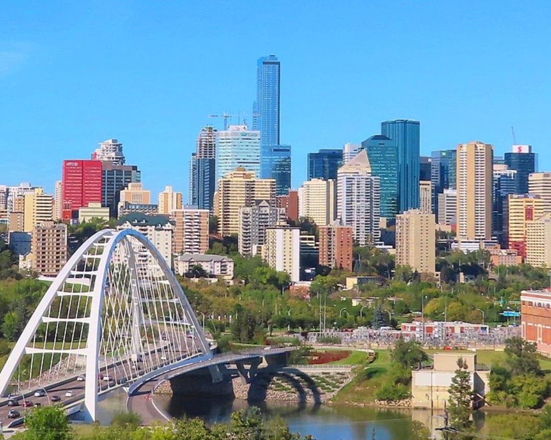 Capital da província de Alberta, Edmonton é conhecida como a Cidade dos Festivais e possui o maior shopping center da América do Norte, o West Edmonton Mall. É um importante centro cultural e porta de entrada para o norte do Canadá.
