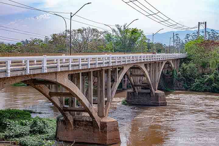 Apesar de seu destaque atualmente ligado à série e à penitenciária, Tremembé, banhada pelo rio Paraíba do Sul, é muito mais que isso. Trata-se de uma cidade com tradição religiosa, belas paisagens, patrimônio histórico e oportunidades para o turismo interiorano. 
