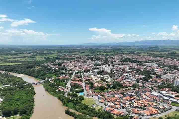 Com uma altitude de 560 metros e uma topografia que combina várzeas e relevo montanhoso, a cidade tem uma paisagem marcada pela presença da Serra da Mantiqueira e de rios que atravessam o Vale do Paraíba.
