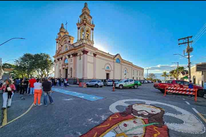 A Festa do Senhor Bom Jesus de Tremembé, que acontece anualmente entre os meses de julho e agosto, é um evento religioso de longa data que costuma atrair turistas para a cidade.
