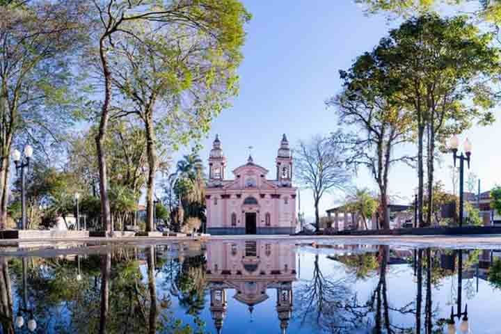 Entre os atrativos locais, destaca-se a Basílica do Senhor Bom Jesus de Tremembé. Fundada em 1672, ela é um marco da religiosidade local. 
