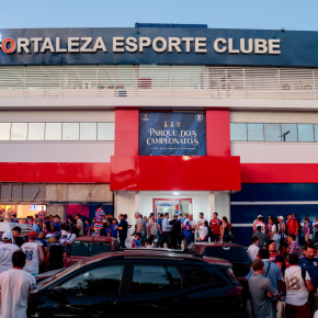 Concentração da Torcida em Treino Aberto do Fortaleza no Centro de Treinamento Alcides Santos  (Foto: Samuel Setubal)