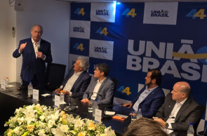 Ciro Gomes discursa diante de Caiado, ACM Neto e Rueda na filiação de Roberto Cláudio ao União Brasil