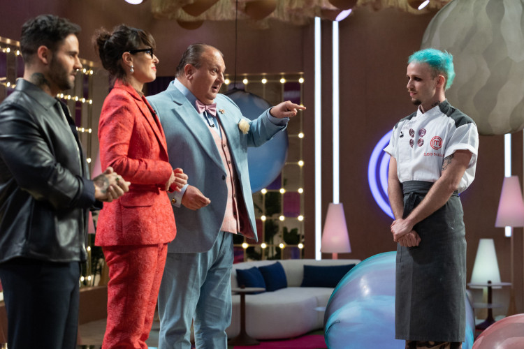 Léo foi escolhido como primeiro finalista após servir sobremesa inspirada na lua. Confeiteiro conquistou cinco pins ao longo da competição