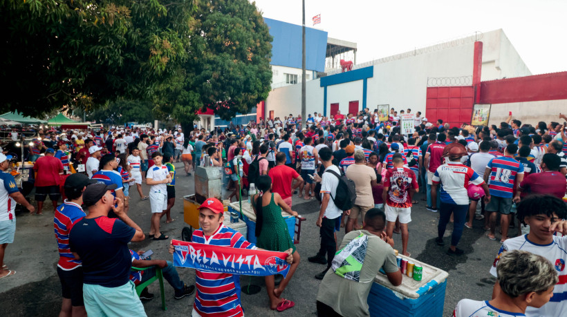  Concentra&ccedil;&atilde;o da Torcida em Treino Aberto do Fortaleza no Centro de Treinamento Alcides Santos . 