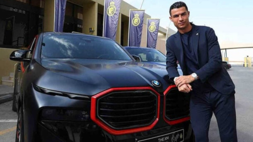 Do jatinho de mais de R$ 300 milhões à uma coleção de carros, o português ostenta uma das vidas mais luxuosas entre jogadores de futebol