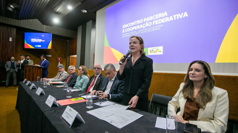 Ministra Gleisi Hoffmann discursa no evento