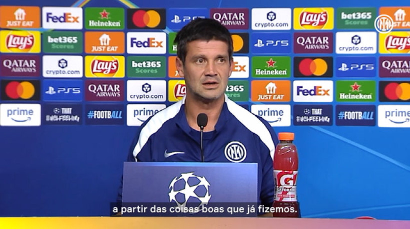 Chivu elogia Carlos Augusto antes de duelo na Champions