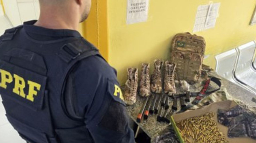 Dois membros de uma facção criminosa que atua no Complexo do Alemão, no Rio de Janeiro, foram presos transportando uma arma, centenas de munições e acessórios táticos camuflados dentro de ônibus com destino a Guaraciaba do Norte, nessa terça-feira, 4
