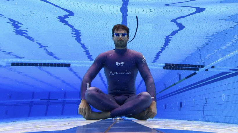 O mergulhador croata Vitomir Maricic, de 40 anos, relaxa debaixo d'água durante um treino na piscina. Por quase 30 minutos, ele não respirou. Quando finalmente emergiu, havia quebrado o recorde mundial do Guinness de maior tempo de apneia subaquática.