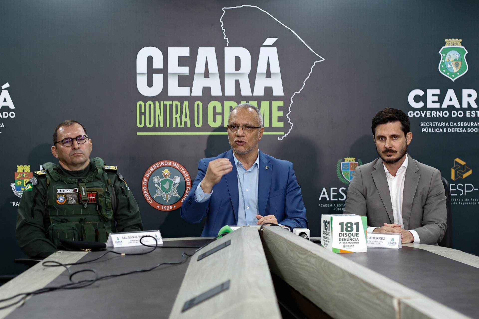 ￼SINVAL Sampaio (PMCE), Roberto Sá (SSPDS) e Márcio Gutiérrez (PC-CE) em coletiva de imprensa (Foto: DANIEL GALBER/ESPECIAL PARA O POVO)