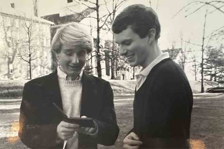 Antes de alcançar fama mundial, Brown levou uma vida bastante comum. Formou-se em Literatura e História da Arte pelo Amherst College, onde também se envolveu com a música. 
