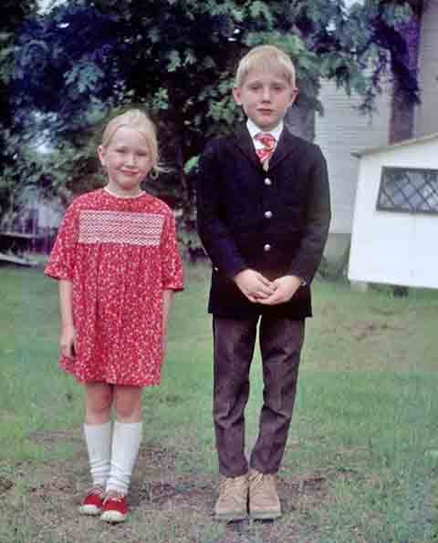 Nascido em 22 de junho de 1964, na cidade de Exeter, no estado americano de New Hampshire, Dan Brown cresceu em um ambiente que misturava ciência, religião e arte - temas que mais tarde se tornariam a base de sua literatura. 
