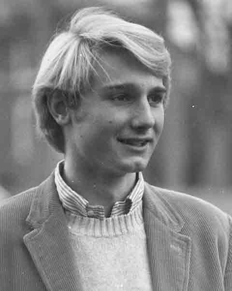 Seu pai, Richard Brown, era professor de matemática e autor de livros didáticos, enquanto a mãe, Connie Brown, atuava como musicista e regente de coral. 