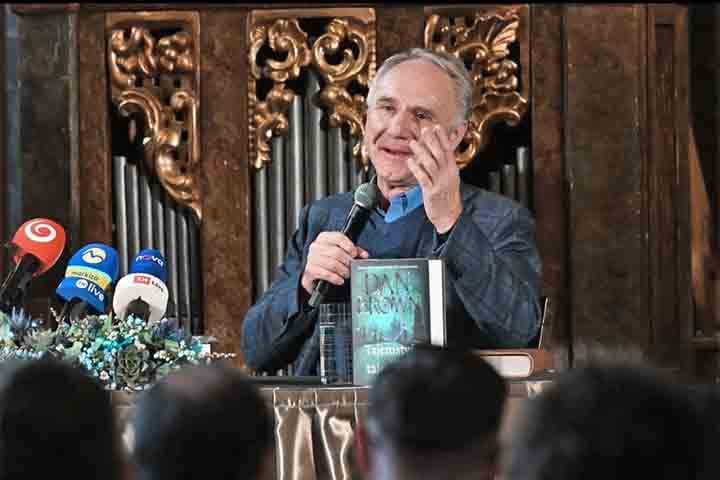 A mistura de suspense, símbolos e enigmas fez de Robert Langdon, o protagonista, um dos personagens mais reconhecidos da literatura contemporânea. 
