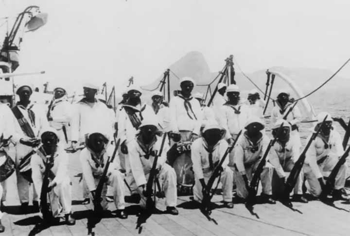 Com esse estopim, houve uma insurreição no navio Minas Gerais. Em torno de 2.000 marinheiros apontaram os canhões em direção ao Rio de Janeiro. João Cândido se tornou uma celebridade, como o Almirante Negro. Um homem negro que foi contra ao sistema escravista que era reproduzido dentro da Marinha. 