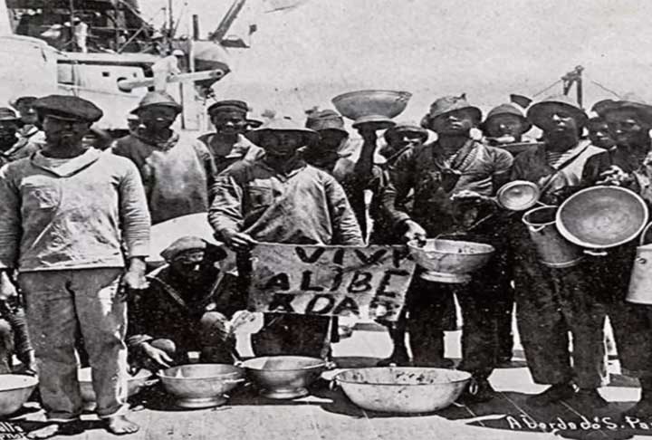 João Cândido foi expulso da Marinha e preso em 13 de dezembro no quartel do exército. Transferido no dia 24 de dezembro de 1910 para uma masmorra (cela 5) na Ilha das Cobras, onde dezesseis de seus dezessete companheiros de cela morreram asfixiados.