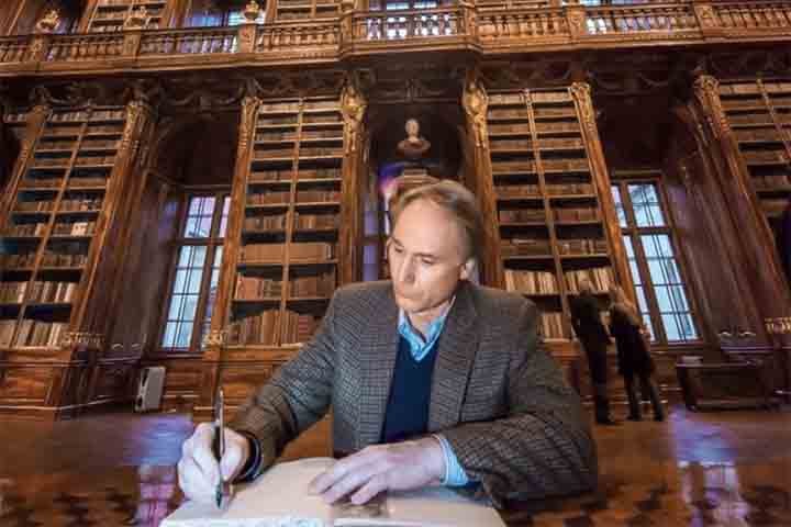 O ponto de virada na carreira ocorreu em 2003, com o lançamento de “O Código Da Vinci”. O livro transformou Dan Brown em um fenômeno global, vendendo dezenas de milhões de exemplares e despertando intensos debates sobre religião, arte e história. 
