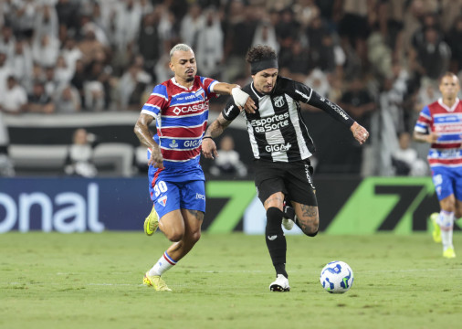 Pierre, volante do Fortaleza, e Vina, meia-atacante do Cear&aacute;