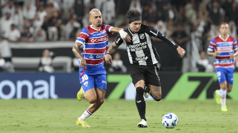 Pierre, volante do Fortaleza, e Vina, meia-atacante do Cear&aacute; 