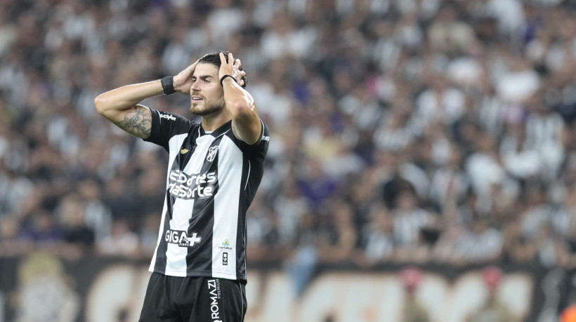 Vina lamenta chance perdida no primeiro tempo do Cl&aacute;ssico-Rei desta quinta-feira, 6 de novembro de 2025, v&aacute;lido pela 32&ordf; rodada do Campeonato Brasileiro. Cear&aacute; e Fortaleza duelaram na Arena Castel&atilde;o, em Fortaleza (CE)