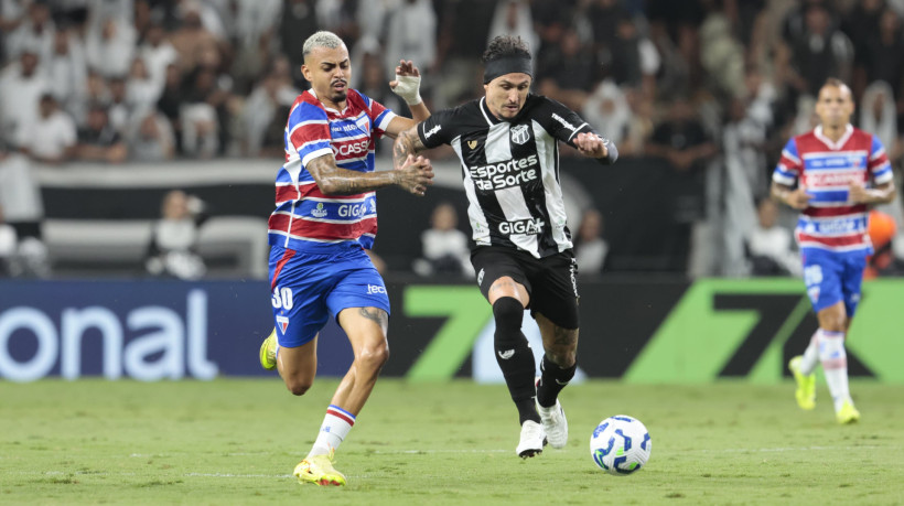 Imagens do primeiro tempo do Cl&aacute;ssico-Rei desta quinta-feira, 6 de novembro de 2025, v&aacute;lido pela 32&ordf; rodada do Campeonato Brasileiro. Cear&aacute; e Fortaleza duelaram na Arena Castel&atilde;o, em Fortaleza (CE)
