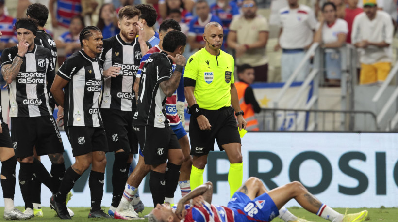 Imagens do primeiro tempo do Cl&aacute;ssico-Rei desta quinta-feira, 6 de novembro de 2025, v&aacute;lido pela 32&ordf; rodada do Campeonato Brasileiro. Cear&aacute; e Fortaleza duelaram na Arena Castel&atilde;o, em Fortaleza (CE)