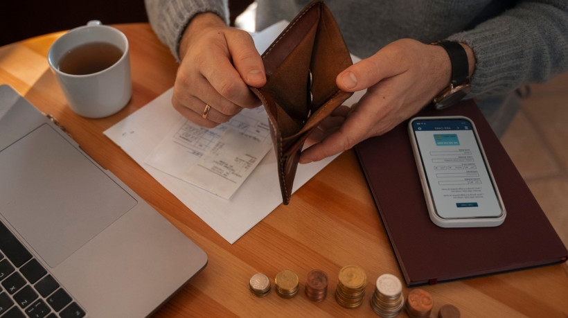 A ação não é apenas para inadimplentes; quem tem dívidas em aberto, mesmo antes de negativar o nome, também pode negociar e evitar o bloqueio de crédito.