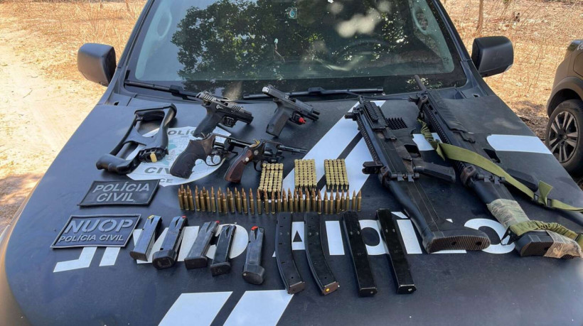 Arsenal encontrado pela PC-CE em terreno em Itapipoca